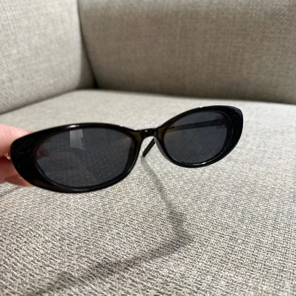 Black Fashion Sunglasses - Picture 3 of 8